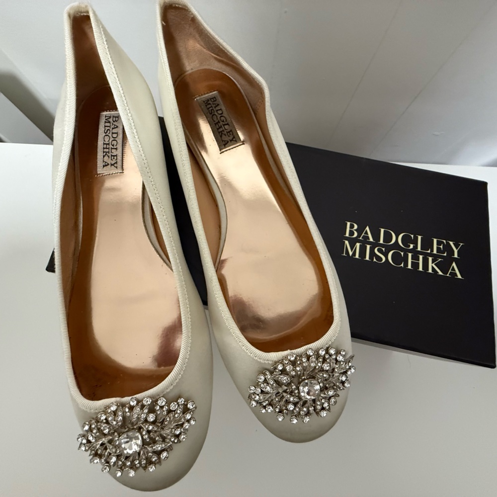 Badgley Mischka Abella Cream Embellished Flats Sz 8